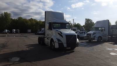 Volvo VNL300 Day Cab Truck - Volvo D-13, Automatic