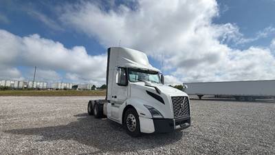 Volvo VNL300 Day Cab Truck - Volvo D-13, Automatic
