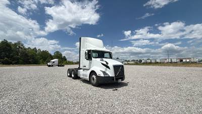 Volvo VNL300 Day Cab Truck - Volvo D-13, Automatic