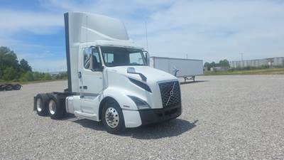 Volvo VNL300 Day Cab Truck - Volvo D-13, Automatic