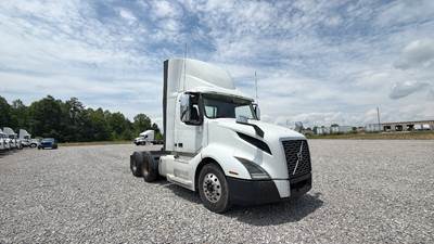 Volvo VNL300 Day Cab Truck - Volvo D-13, Automatic