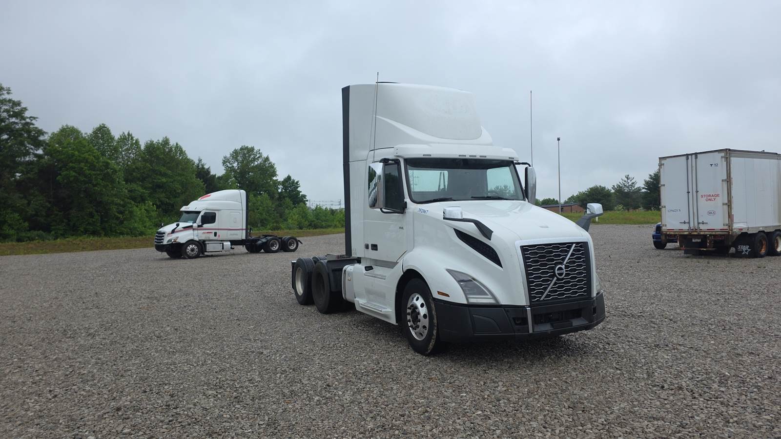 2020 Volvo day cab semi-truck