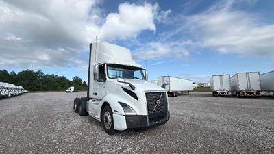 Volvo VNL300 Day Cab Truck - Volvo D-13, Automatic
