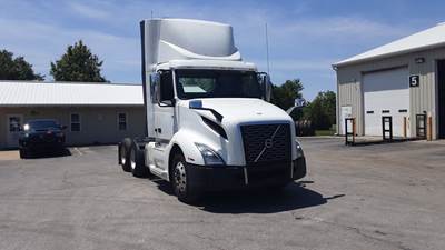 Volvo VNL300 Day Cab Truck - Volvo D-13, Automatic