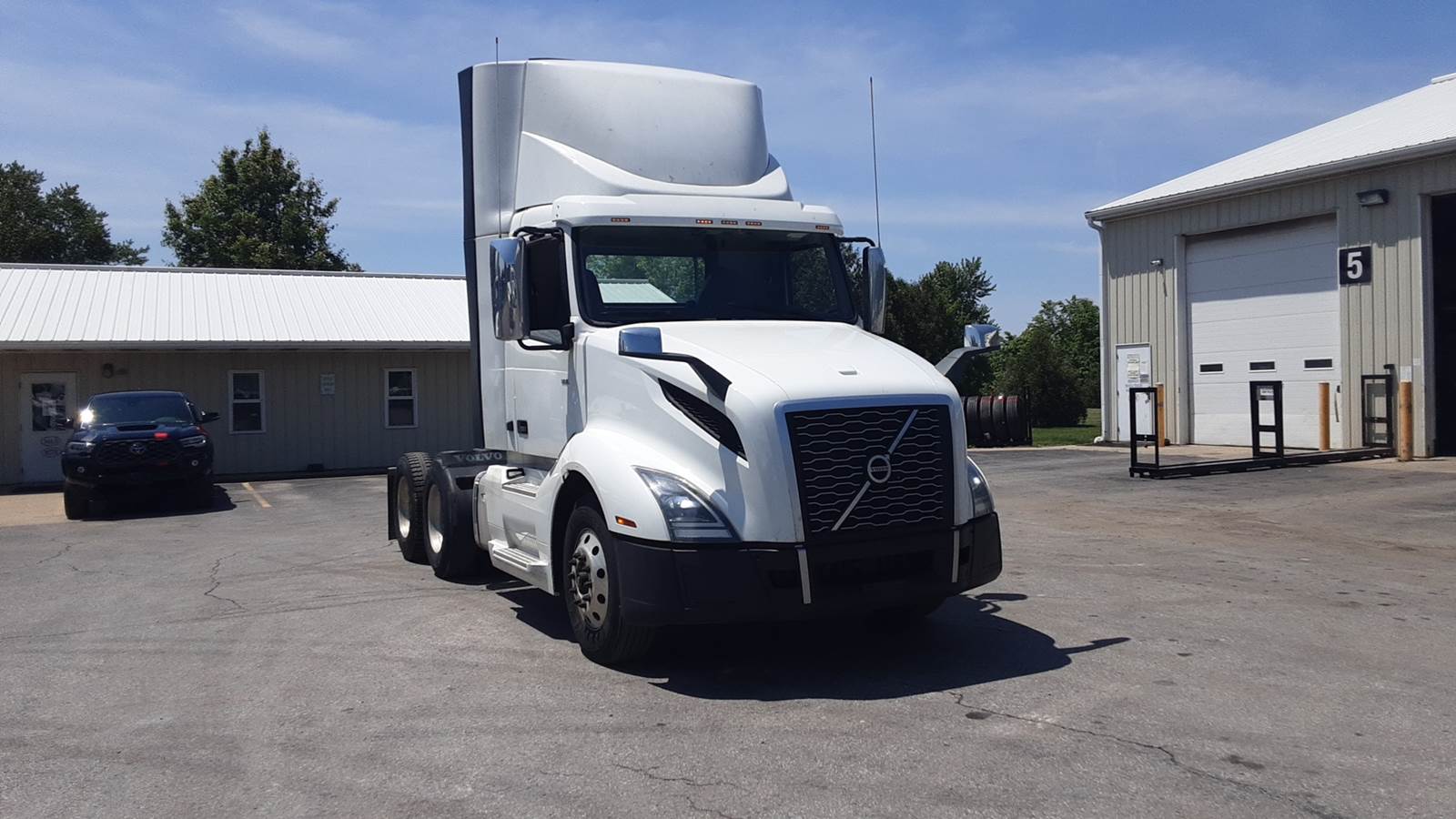 2020 Volvo day cab semi-truck