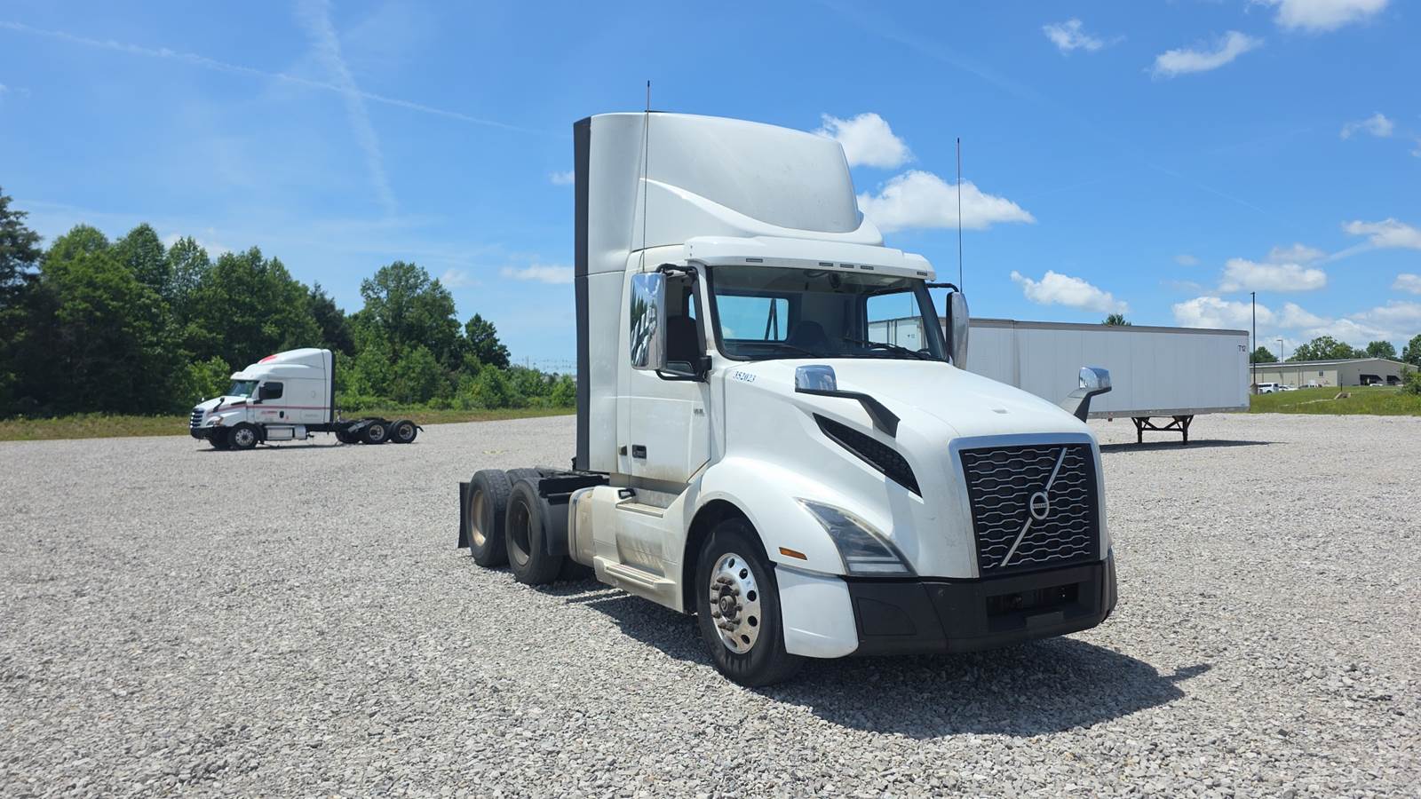 2020 Volvo day cab semi-truck