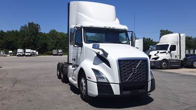 Volvo VNL300 Day Cab Truck - Volvo D-13, Automatic