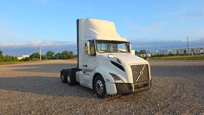 Volvo VNL300 Day Cab Truck - Volvo D-13, Automatic
