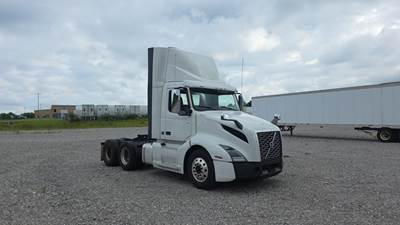 Volvo VNL300 Day Cab Truck - Volvo D-13, Automatic