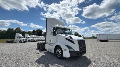 Volvo VNL300 Day Cab Truck - Volvo D-13, Automatic
