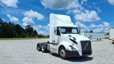 Volvo VNL300 Day Cab Truck - Volvo D-13, Automatic