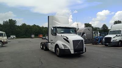 Volvo VNL300 Day Cab Truck - Volvo D-13, Automatic