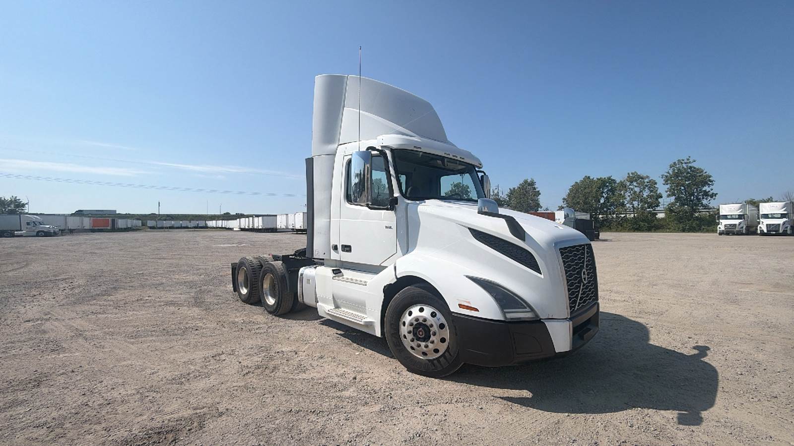 2019 Volvo day cab semi-truck