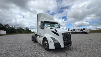 Volvo VNL300 Day Cab Truck - Volvo D-13, Automatic