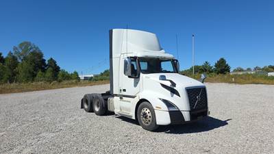 Volvo VNL300 Day Cab Truck - Volvo D-13, Automatic
