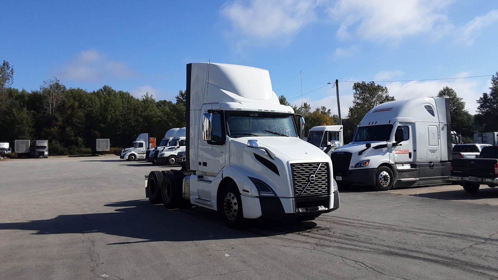 2020 Volvo day cab semi-truck