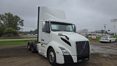 Volvo VNL300 Day Cab Truck - Volvo D-13, Automatic