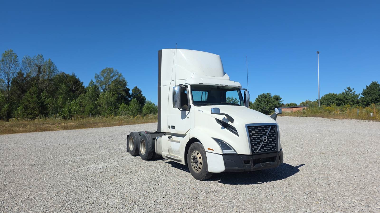 2019 Volvo day cab semi-truck