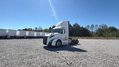 2019 Volvo VNL300 Day Cab Truck - Volvo D-13, Automatic