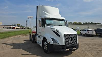 2020 Volvo VNL300 Day Cab Truck - Volvo D-13, Automatic