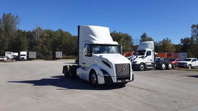Volvo VNL300 Day Cab Truck - Volvo D-13, Automatic