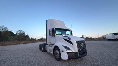 2019 Volvo VNL300 Day Cab Truck - Volvo D-13, Automatic