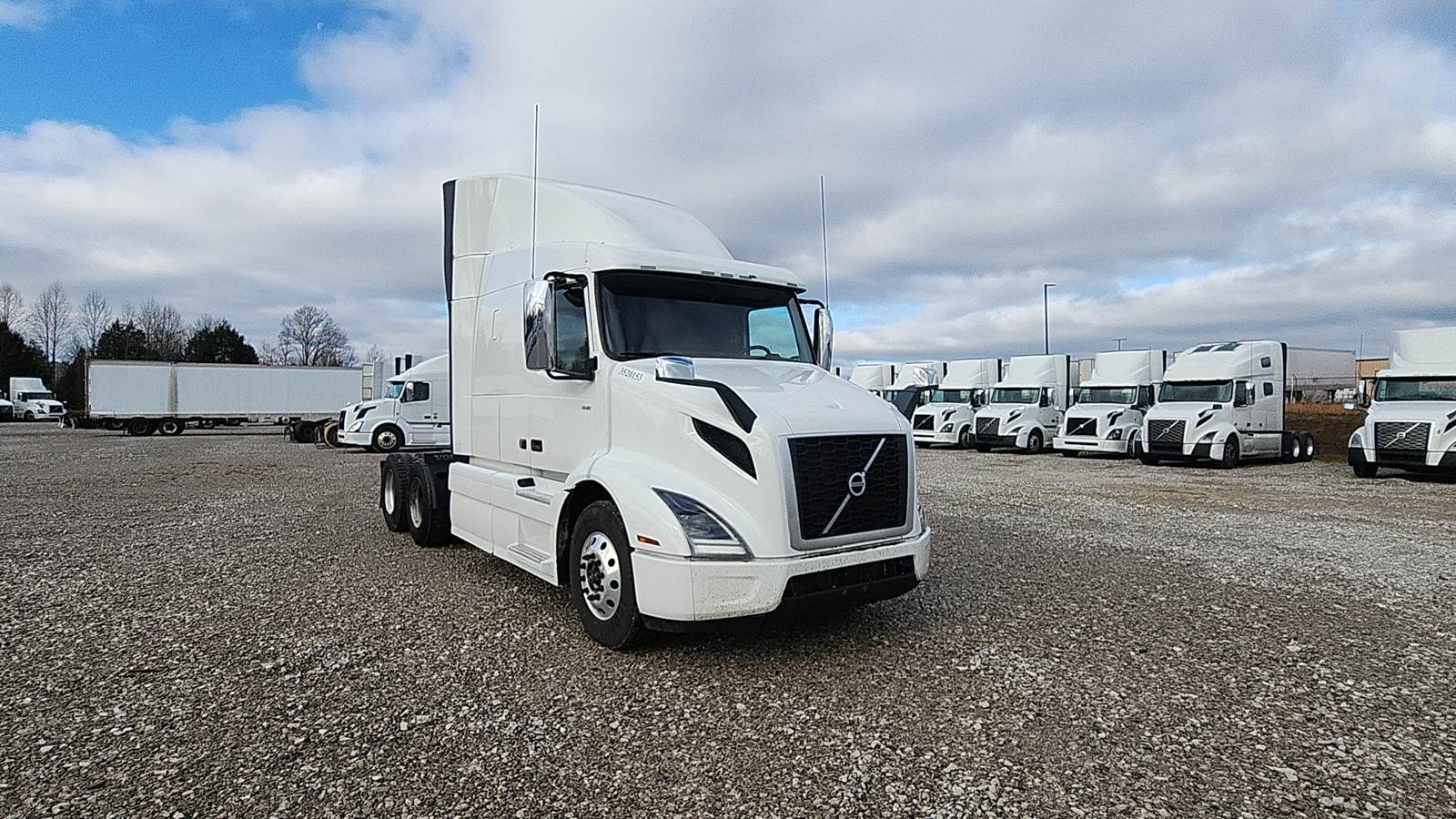 2020 Volvo sleeper semi-truck