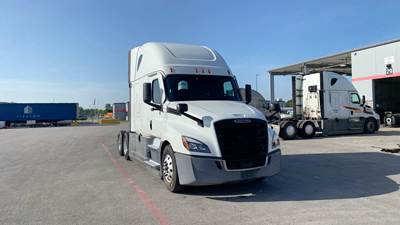 Freightliner Cascadia - 72" Raised Roof Double Bunk Sleeper, Detroit, Automatic, Battery Powered HVAC with Optimized Idle