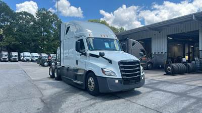 Freightliner Cascadia - 72" Raised Roof Double Bunk Sleeper, Detroit, Automatic, Battery Powered HVAC with Optimized Idle