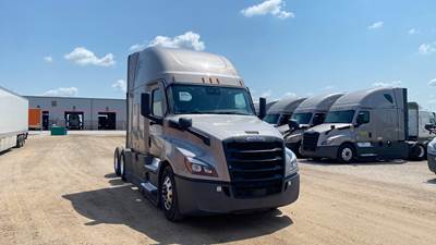 Freightliner Cascadia - 72" Raised Roof Double Bunk Sleeper, Detroit, Automatic, Optimized Idle