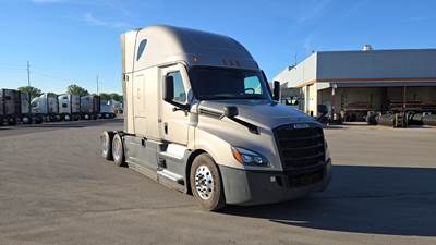 Freightliner Cascadia - 72" Raised Roof Double Bunk Sleeper, Detroit, Automatic, Optimized Idle