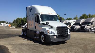 Freightliner Cascadia - 72" Raised Roof Double Bunk Sleeper, Detroit, Automatic, Battery Powered HVAC with Optimized Idle