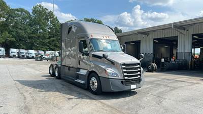 Freightliner Cascadia - 72" Raised Roof Double Bunk Sleeper, Detroit, Automatic, Optimized Idle