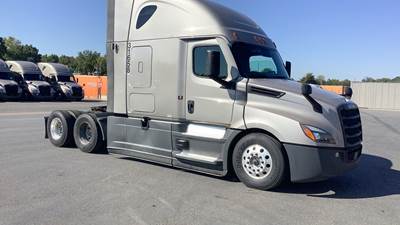 Freightliner Cascadia - 72" Raised Roof Double Bunk Sleeper, Detroit, Automatic, Optimized Idle