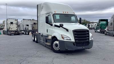Freightliner Cascadia - 72" Raised Roof Double Bunk Sleeper, Detroit, Automatic, Battery Powered HVAC with Optimized Idle