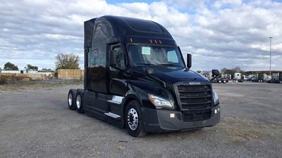 Freightliner Cascadia - 72" Raised Roof Double Bunk Sleeper, Detroit, Automatic, TriPac APU