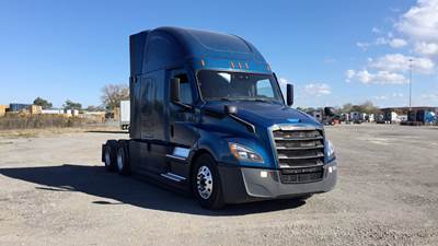 Freightliner Cascadia - 72" Raised Roof Double Bunk Sleeper, Detroit, Automatic, Battery Powered HVAC with Optimized Idle