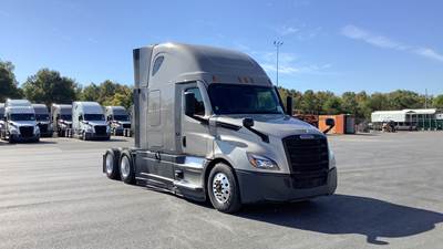 Freightliner Cascadia - 72" Raised Roof Double Bunk Sleeper, Detroit, Automatic, Optimized Idle
