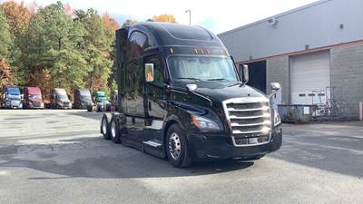 Freightliner Cascadia - 72" Raised Roof Double Bunk Sleeper w/ Lounge, Detroit, Automatic, TriPac APU