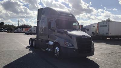 Freightliner Cascadia - 72" Raised Roof Double Bunk Sleeper, Detroit, Automatic, Optimized Idle