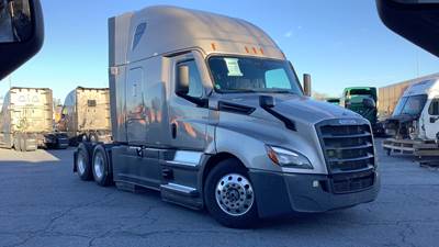 Freightliner Cascadia - 72" Raised Roof Double Bunk Sleeper, Detroit, Automatic, Optimized Idle