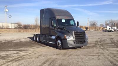 Freightliner Cascadia - 72" Raised Roof Double Bunk Sleeper, Detroit, Automatic, TriPac