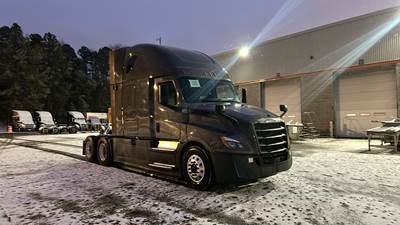 Freightliner Cascadia - 72" Raised Roof Double Bunk Sleeper, Detroit, Automatic, TriPac APU