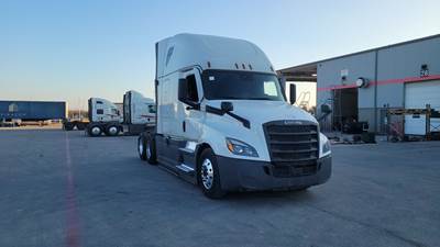 Freightliner Cascadia - 72" Raised Roof Double Bunk Sleeper, Detroit, Automatic, Battery Powered HVAC with Optimized Idle