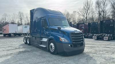 Freightliner Cascadia - 72" Raised Roof Double Bunk Sleeper, Detroit, Automatic, Battery Powered HVAC with Optimized Idle