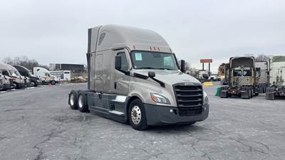 Freightliner Cascadia - 72" Raised Roof Double Bunk Sleeper, Detroit, Automatic, Battery Powered HVAC with Optimized Idle