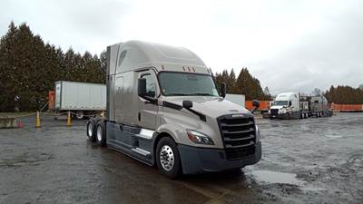 Freightliner Cascadia - 72" Raised Roof Double Bunk Sleeper, Detroit, Automatic, Battery Powered HVAC with Optimized Idle