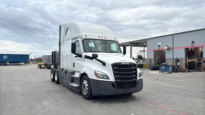 Freightliner Cascadia - 72" Raised Roof Double Bunk Sleeper, Detroit, Automatic, Battery Powered HVAC with Optimized Idle