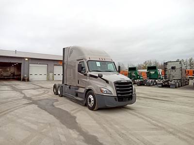 Freightliner Cascadia - 72" Raised Roof Double Bunk Sleeper, Detroit, Automatic, Battery Powered HVAC with Optimized Idle