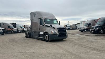 Freightliner Cascadia - 72" Raised Roof Double Bunk Sleeper, Detroit, Automatic, Battery Powered HVAC with Optimized Idle